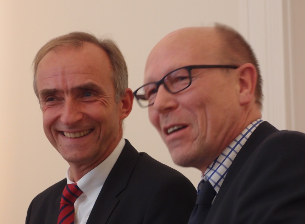 Prof. Schindler (links) und Udo Schmidt bei der Vorstellung des neuen Beraters vor leitenden Mitarbeitern der Immanuel Diakonie